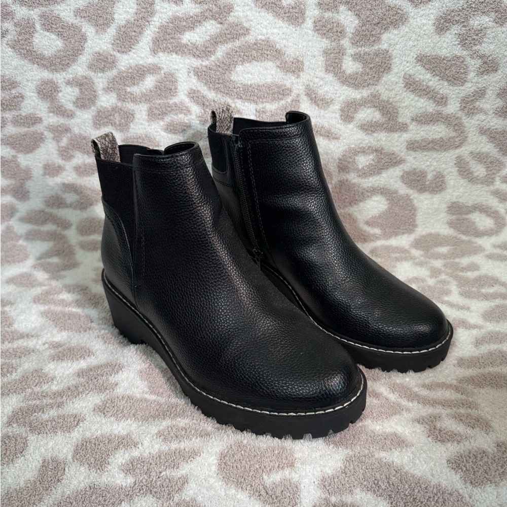 Universal Thread Black Textured Ankle Boots Size 8